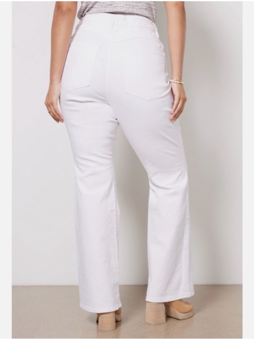 GOOD AMERICAN Classic Bootcut High-Rise Flare Jean in White - 10/30 - Picture 3 of 13